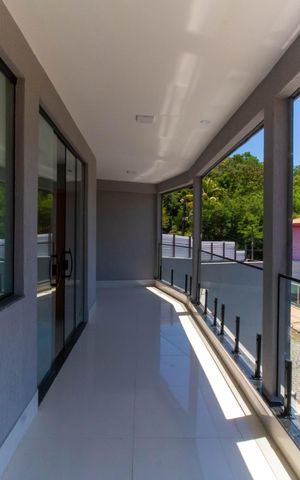 Casa à venda com 292m², 5 quartos e 10 vagas Casa à venda com 292m², 5 quartos e 10 vagasVaranda da Sala