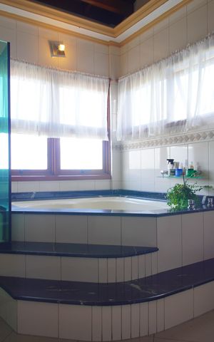 Casa à venda com 303m², 2 quartos e 2 vagasBanheiro da Suíte 2