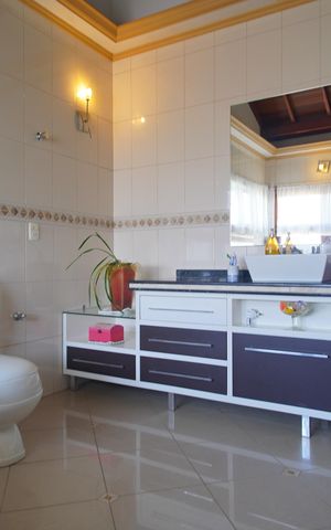 Casa à venda com 303m², 2 quartos e 2 vagasBanheiro da Suíte 2