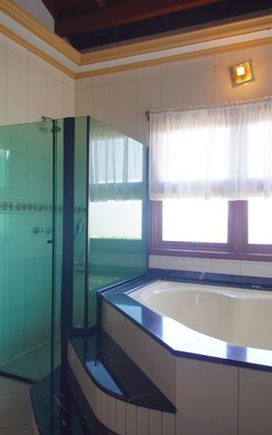Casa à venda com 303m², 2 quartos e 2 vagasBanheiro da Suíte 2