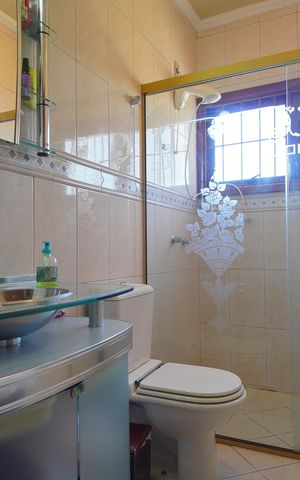 Casa à venda com 303m², 2 quartos e 2 vagasBanheiro da Suíte 1