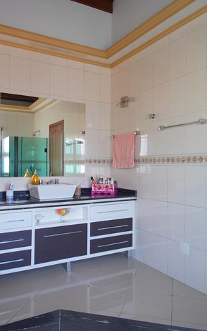 Casa à venda com 303m², 2 quartos e 2 vagasBanheiro da Suíte 2