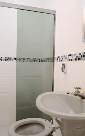 Casa à venda com 288m², 5 quartos e 2 vagasBanheiro social da Edícula