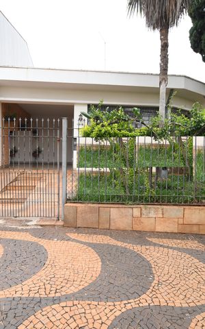 Casa à venda com 198m², 3 quartos e 2 vagasFachada / Placa