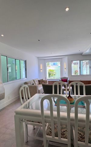 Casa de condomínio à venda com 365m², 4 quartos e 2 vagas Casa de condomínio à venda com 365m², 4 quartos e 2 vagasSala
