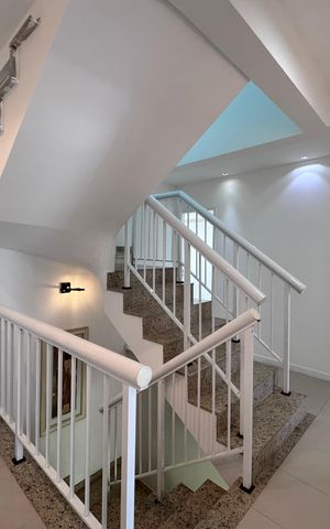 Casa de condomínio à venda com 365m², 4 quartos e 2 vagas Casa de condomínio à venda com 365m², 4 quartos e 2 vagasCorredor
