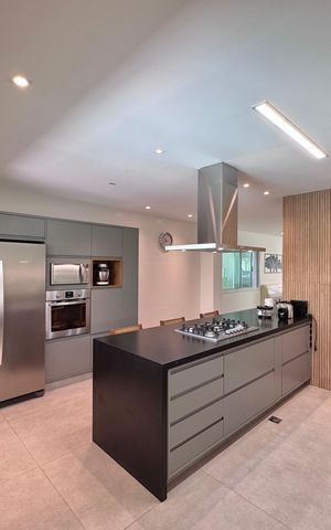 Casa de condomínio à venda com 365m², 4 quartos e 2 vagas Casa de condomínio à venda com 365m², 4 quartos e 2 vagasCozinha