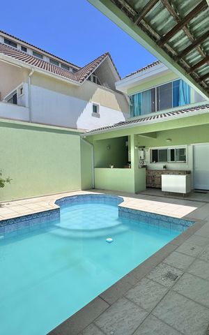 Casa de condomínio à venda com 365m², 4 quartos e 2 vagas Casa de condomínio à venda com 365m², 4 quartos e 2 vagasÁrea externa