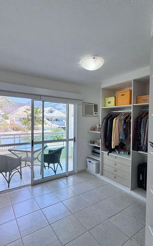 Casa de condomínio à venda com 365m², 4 quartos e 2 vagas Casa de condomínio à venda com 365m², 4 quartos e 2 vagasSuíte 2