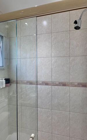 Casa de condomínio à venda com 365m², 4 quartos e 2 vagas Casa de condomínio à venda com 365m², 4 quartos e 2 vagasSuíte 1 - Banheiro