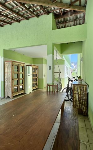 Casa de condomínio à venda com 365m², 4 quartos e 2 vagas Casa de condomínio à venda com 365m², 4 quartos e 2 vagasÁrea externa