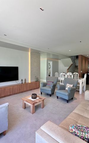 Casa de condomínio à venda com 365m², 4 quartos e 2 vagas Casa de condomínio à venda com 365m², 4 quartos e 2 vagasSala