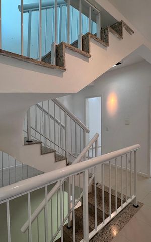 Casa de condomínio à venda com 365m², 4 quartos e 2 vagas Casa de condomínio à venda com 365m², 4 quartos e 2 vagasCorredor
