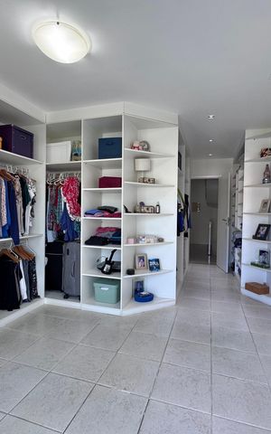 Casa de condomínio à venda com 365m², 4 quartos e 2 vagas Casa de condomínio à venda com 365m², 4 quartos e 2 vagasSuíte 2