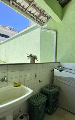 Casa de condomínio à venda com 365m², 4 quartos e 2 vagas Casa de condomínio à venda com 365m², 4 quartos e 2 vagasÁrea de Serviço