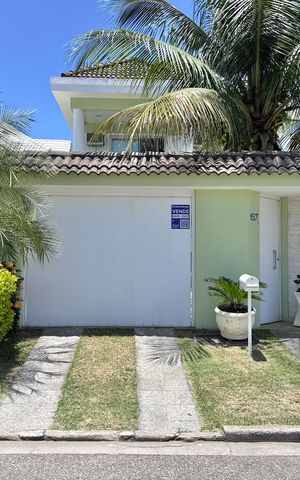 Casa de condomínio à venda com 365m², 4 quartos e 2 vagas Casa de condomínio à venda com 365m², 4 quartos e 2 vagasFachada