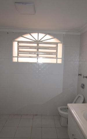 Casa à venda com 200m², 3 quartos e 5 vagasQuarto 1 - Banheiro