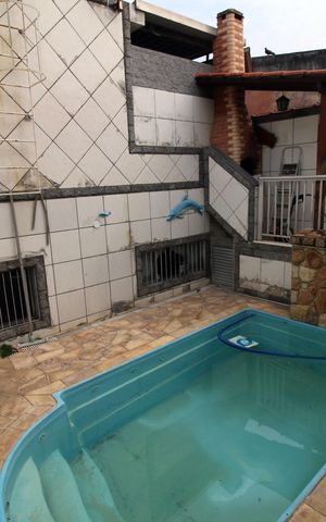 Casa à venda com 240m², 2 quartos e 1 vagaPiscina