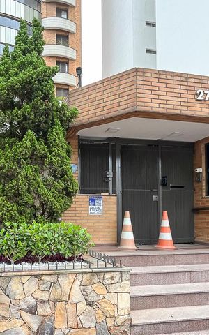 Apartamento à venda com 340m², 4 quartos e 3 vagasFachada + plaquinha