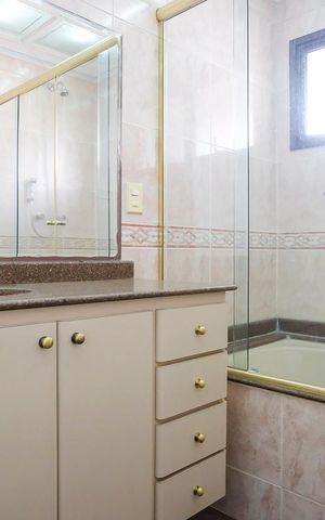 Apartamento à venda com 340m², 4 quartos e 3 vagasBanheiro da suíte 2