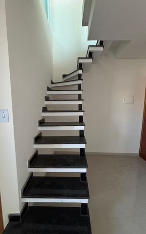Apartamento à venda com 90m², 3 quartos e 1 vaga Apartamento à venda com 90m², 3 quartos e 1 vagaEscada