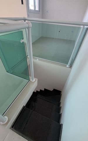Apartamento à venda com 90m², 3 quartos e 1 vaga Apartamento à venda com 90m², 3 quartos e 1 vagaEscada