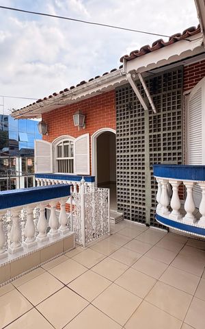 Casa à venda com 220m², 4 quartos e 2 vagas Casa à venda com 220m², 4 quartos e 2 vagasVaranda quarto 3