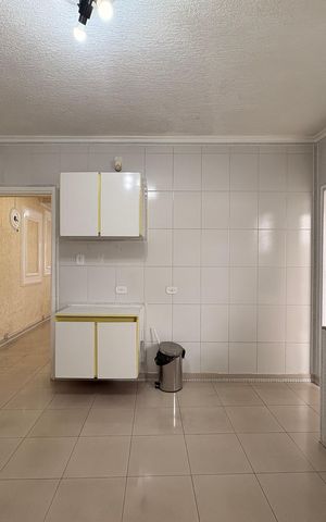 Casa à venda com 220m², 4 quartos e 2 vagas Casa à venda com 220m², 4 quartos e 2 vagasCozinha