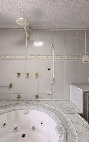 Casa à venda com 220m², 4 quartos e 2 vagas Casa à venda com 220m², 4 quartos e 2 vagasBanheiro da suíte