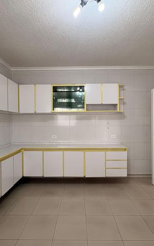 Casa à venda com 220m², 4 quartos e 2 vagas Casa à venda com 220m², 4 quartos e 2 vagasCozinha