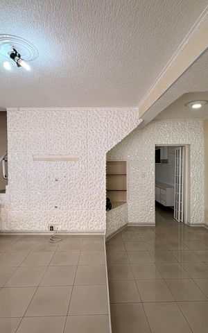 Casa à venda com 220m², 4 quartos e 2 vagas Casa à venda com 220m², 4 quartos e 2 vagasSala