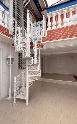 Casa à venda com 220m², 4 quartos e 2 vagas Casa à venda com 220m², 4 quartos e 2 vagasGaragem