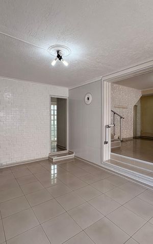 Casa à venda com 220m², 4 quartos e 2 vagas Casa à venda com 220m², 4 quartos e 2 vagasSala de jantar