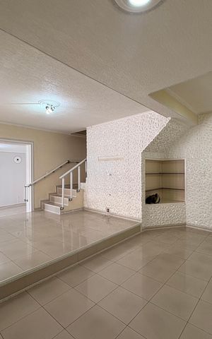 Casa à venda com 220m², 4 quartos e 2 vagas Casa à venda com 220m², 4 quartos e 2 vagasSala
