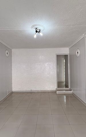Casa à venda com 220m², 4 quartos e 2 vagas Casa à venda com 220m², 4 quartos e 2 vagasSala de jantar