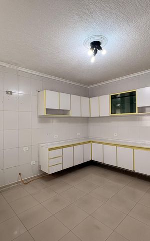 Casa à venda com 220m², 4 quartos e 2 vagas Casa à venda com 220m², 4 quartos e 2 vagasCozinha