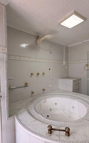 Casa à venda com 220m², 4 quartos e 2 vagas Casa à venda com 220m², 4 quartos e 2 vagasBanheiro da suíte