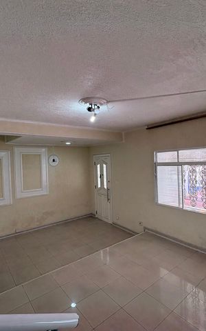 Casa à venda com 220m², 4 quartos e 2 vagas Casa à venda com 220m², 4 quartos e 2 vagasSala