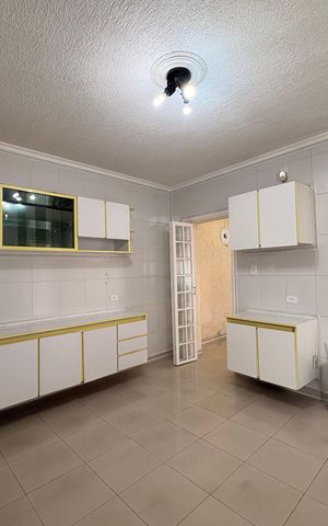Casa à venda com 220m², 4 quartos e 2 vagas Casa à venda com 220m², 4 quartos e 2 vagasCozinha