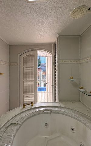 Casa à venda com 220m², 4 quartos e 2 vagas Casa à venda com 220m², 4 quartos e 2 vagasBanheiro da suíte
