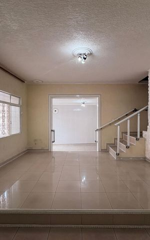 Casa à venda com 220m², 4 quartos e 2 vagas Casa à venda com 220m², 4 quartos e 2 vagasSala