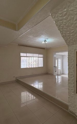 Casa à venda com 220m², 4 quartos e 2 vagas Casa à venda com 220m², 4 quartos e 2 vagasSala
