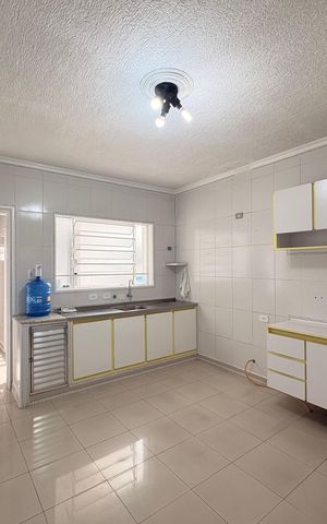 Casa à venda com 220m², 4 quartos e 2 vagas Casa à venda com 220m², 4 quartos e 2 vagasCozinha