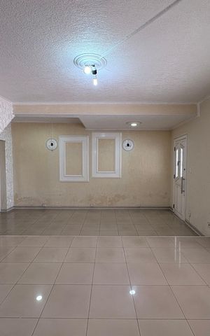 Casa à venda com 220m², 4 quartos e 2 vagas Casa à venda com 220m², 4 quartos e 2 vagasSala
