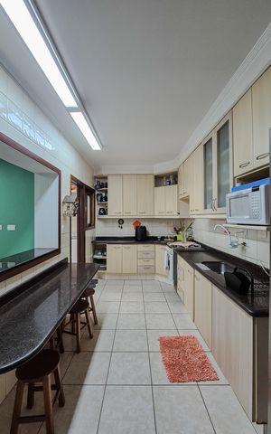 Casa à venda com 174m², 3 quartos e 2 vagas Casa à venda com 174m², 3 quartos e 2 vagasCozinha - Armários