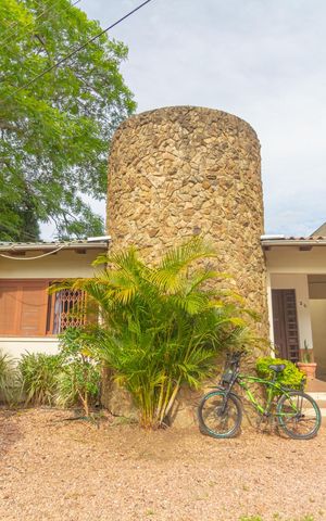 Casa à venda com 60m², 3 quartos e 2 vagas Casa à venda com 60m², 3 quartos e 2 vagasFachada