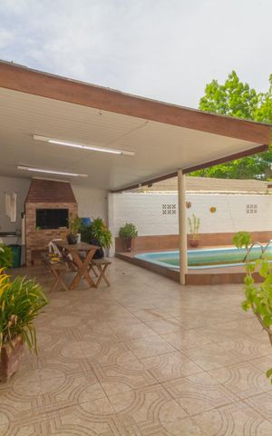 Casa à venda com 60m², 3 quartos e 2 vagas Casa à venda com 60m², 3 quartos e 2 vagasÁrea externa/Fundos