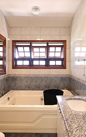 Casa à venda com 400m², 4 quartos e 2 vagasSuíte 1 Banheiro