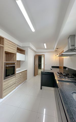 Apartamento à venda com 240m², 4 quartos e 4 vagas Apartamento à venda com 240m², 4 quartos e 4 vagasCozinha