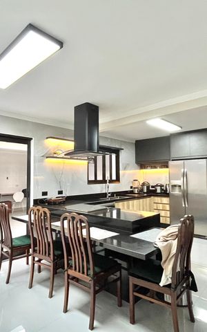 Casa à venda com 296m², 6 quartos e 3 vagas Casa à venda com 296m², 6 quartos e 3 vagasCozinha